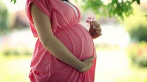 Hamile kadınlar nasıl uçmalı? Uçuş Hamilelikte Sorun Olur mu ?